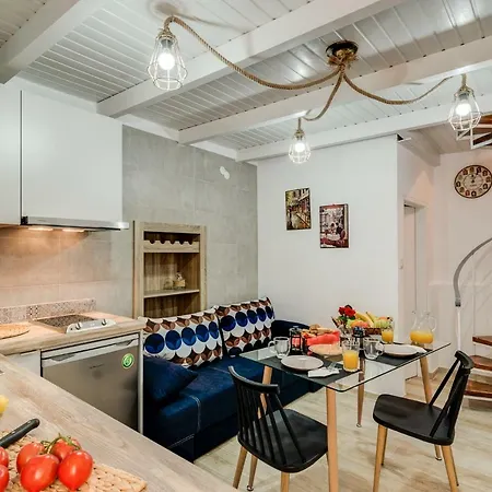 Апартаменти Modern Old Town Maisonette *